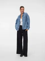 Campera de denim de corte oversize, con solapas clásicas, cierre frontal de botones metálicos y bolsillos frontales con parche y solapa.