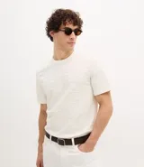 Remera de corte regular confeccionada en algodón, con cuello redondo y mangas cortas. Presenta una textura de rayas horizontales trabajadas en relieve sobre toda la prenda.