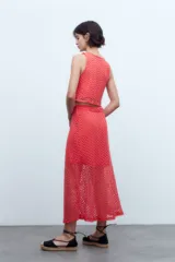 Conjunto de top corto y falda midi de encaje negro con diseño geométrico.