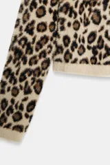 Jersey de punto con textura efecto pelo, cuello redondo y manga larga, con estampado animal print de leopardo en tonos beige, marrón y negro.