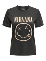Remera de algodón con cuello redondo y mangas cortas. Presenta un estampado frontal con el logo y el icónico diseño de la banda Nirvana en tonos desgastados.