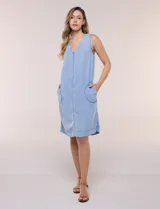 Vestido midi sin mangas de corte recto y calce fluido confeccionado en lyocell con lavado suave, escote en V y amplios bolsillos laterales de corte redondeado aplicados al frente.