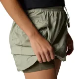 Falda-pantalón Columbia de estilo cargo, color verde oliva, con cintura elástica ajustable mediante cordón. Presenta bolsillos laterales tipo cargo con cierre y diseño funcional con short incorporado.