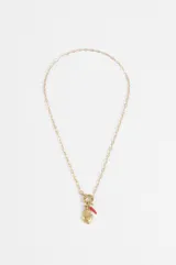 Collar de cadena de eslabones dorados con cierre frontal de argolla y dijes colgantes: un corazón sagrado dorado y un pequeño ají rojo.