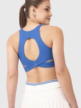 Top deportivo azul de soporte bajo, con breteles anchos y espalda deportiva. Incluye almohadillas removibles.