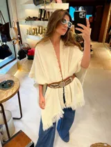 Cinturón tipo rastra de cuero color marrón, con hebilla grande redonda y detalles metálicos plateados con motivos de hojas y un escudo central.