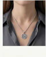 Collar de plata 925 con cadena de eslabones trenzados y dije circular con el símbolo de infinito en relieve.