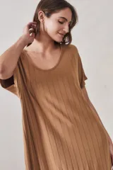 Vestido maxi color camel de viscosa y elastano, con cuello redondo, mangas cortas y cinturón fino.