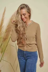 Saco de punto color camel con cuello redondo, botones frontales de strass y detalle de strass en el cuello.