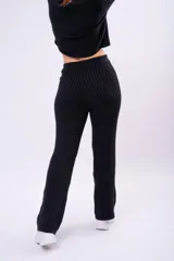 Pantalón tipo palazzo de tejido acanalado color negro, con tiro alto y corte relajado.