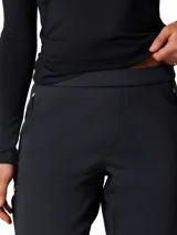 Pantalón de senderismo Columbia Vast Canyon Pant Omni-Shield, color negro, de tiro alto y diseño técnico con bolsillos con cierre.