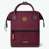 Mochila Cabaia modelo Adventurer Nice color borgoña con detalles en cuero marrón. Tiene un compartimento principal con cierre, un bolsillo frontal con cierre y dos bolsillos laterales. Cuenta con correas ajustables para los hombros y un asa superior.