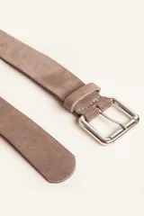 Cinto de gamuza color marrón con hebilla metálica plateada de diseño cuadrado.