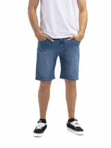 Bermuda de jean azul de corte recto, con bolsillos laterales y traseros.