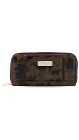 Billetera larga de diseño rectangular en tono beige, confeccionada en símil cuero con textura combinada. Cuenta con doble compartimento principal con cierre, solapa frontal con broche a presión, visor para documentos y tarjetero extraíble. Incluye monedero interno y múltiples espacios para billetes y tarjetas.