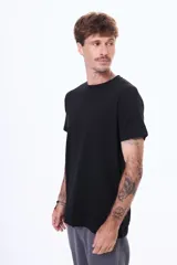 Remera de cuello redondo y manga corta, con diseño básico y calce cómodo.