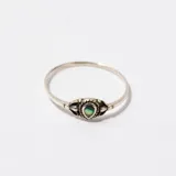 Anillo de plata 925 con diseño artesanal y piedra central en forma de gota con reflejos iridiscentes.
