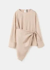 Blusa de lyocell y viscosa con estampado de rayas finas, cuello redondo, manga larga abotonada y detalle cruzado en la cintura.