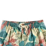 Short de baño Von Braun con estampado botánico en tonos azul, rosa y crema. Cuenta con cintura elástica, dos bolsillos laterales y un bolsillo trasero con solapa y etiqueta de la marca.