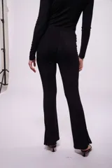 Pantalón negro de corte recto y tiro alto.