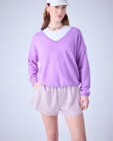 Suéter de cashmere cepillada con cuello en V, corte oversize, mangas largas y acabados acanalados.