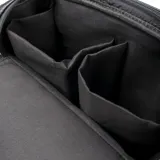 Bolso matero de diseño vertical en color negro, confeccionado en material texturizado símil cuero. Cuenta con doble asa superior, correa ajustable y extraíble para llevar al hombro, y cierre principal. Incluye un aplique metálico con el logo de la marca en el frente.