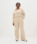Pantalón deportivo de algodón color beige, de corte wide leg y tiro alto con cintura elástica. Cuenta con bolsillos laterales y aberturas en el ruedo.