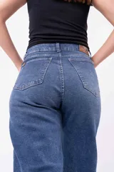 Jean mom fit de tiro alto, color azul oscuro, con cierre de botón y cremallera, y dobladillo en los tobillos.