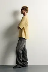 Jeans flare fit de denim de algodón en color gris con efecto lavado. Presentan diseño de cinco bolsillos, tiro medio y cierre frontal con cremallera y botón.