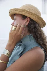 Brazalete rígido de diseño artesanal con textura irregular y acabado metálico, elaborado en bronce macizo.