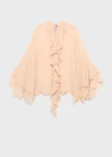 Blusa de viscosa color beige, con diseño de volantes frontales, cuello escotado con cierre de lazo y mangas largas acampanadas con volantes en los puños.