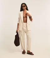 Blazer celeste de viscosa y lino, con cuello inglés, cierre de un botón y solapas.