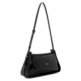 Cartera tipo bandolera Guess modelo Xena, color negro con acabado simil cuero efecto craquelado. Cuenta con solapa frontal con cierre magnético, detalles de herrajes dorados y logo de la marca en letras metálicas. Incluye una correa ajustable para el hombro.