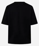 Remera de corte regular confeccionada en gamuza sintética color negro, con mangas cortas y cuello redondo decorado con una aplicación de pedrería brillante.