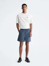 Short azul de popelina de algodón con cintura elástica, bolsillos laterales y traseros.