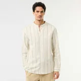 Camisa de manga larga con cuello mao, cierre frontal de botones y diseño a rayas verticales en tonos verde, beige y amarillo.
