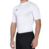 Remera térmica de manga corta Umbro, diseñada con ajuste al cuerpo para optimizar la retención de calor y la evacuación de humedad. Presenta cuello redondo y logo de la marca estampado en el pecho.