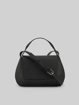 Bolso de piel color negro, con asa corta y asa larga regulable con hebilla. Tiene un compartimento principal con cierre de solapa y un bolsillo interior con cierre de cremallera.