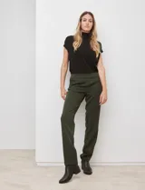 Pantalón de vestir verde oscuro, marca Zac & Rachel, con pretina con faja interna modeladora y bolsillos rectos delanteros y traseros simulados.