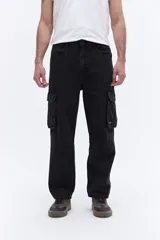 Pantalón tipo cargo confeccionado en denim de algodón con efecto lavado. Presenta un calce relajado de tiro medio, con bolsillos laterales tipo cargo y costuras reforzadas en las rodillas.