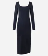 Vestido midi de microfibra color marrón, con escote cuadrado, manga larga y corte ajustado al cuerpo. Presenta una abertura lateral en la falda.