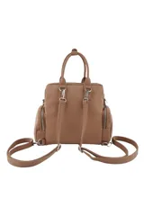 Mochila de nylon color rosa pálido, con asas superiores y múltiples bolsillos exteriores con cierres metálicos. Presenta un logo circular metálico en el frente y una inscripción pequeña en la parte inferior.