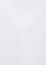 Camiseta de manga corta con cuello en pico, confeccionada en tejido de algodón ligero con corte regular y diseño recto.