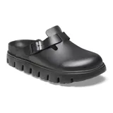 Zueco negro con hebilla lateral ajustable y suela chunky.