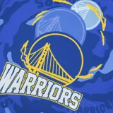 Musculosa de básquet azul con estampado camuflado, logo de la NBA en el hombro y diseño con el puente Golden Gate y el nombre del equipo.
