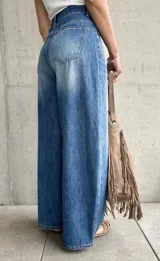 Jean de denim azul de tiro alto, con silueta barrel de corte ancho y relajado.