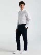 Pantalón chino azul marino para hombre con bolsillos delanteros diagonales, cierre y botón en la cintura. Logo bordado a tono. Confeccionado en 98% algodón y 2% elastano.