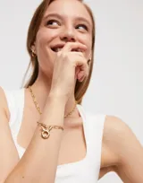 Pulsera dorada con eslabones rectangulares grandes y cierre de mosquetón.