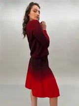 Sweater de lana merino color marrón con cuello redondo y mangas largas.