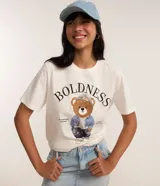 Remera de algodón color crudo, de corte recto y manga corta, con cuello redondo y estampa bordada de un oso vestido con chaqueta de jean, gorro y pantalón.
